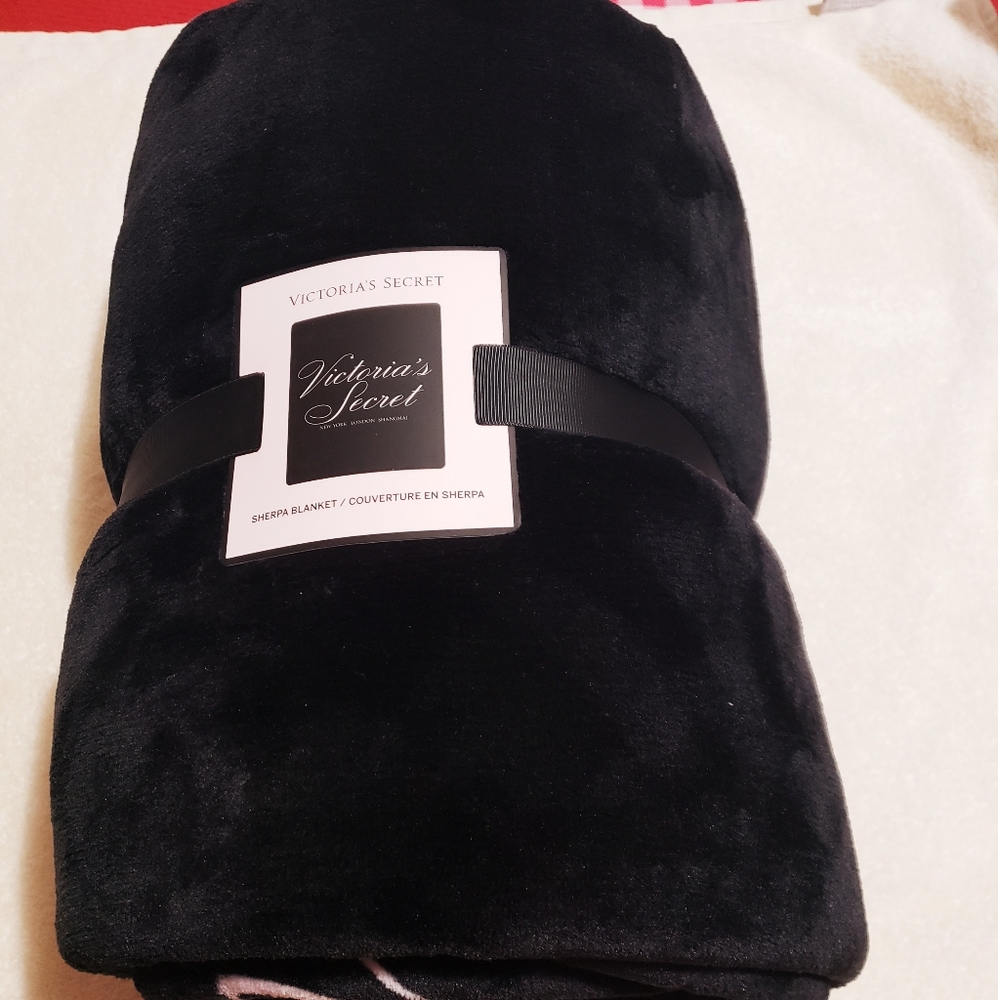 - VICTORIA SECRET SHERPA/ BLANKET